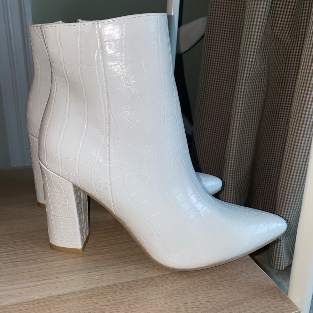 BRAND NEW NEVER WORN White Pointed Toe Booties